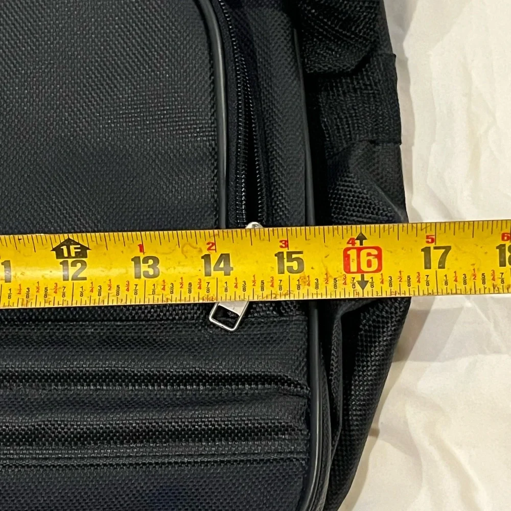 Small sized laptop bag with 2 main pockets and a mini divider